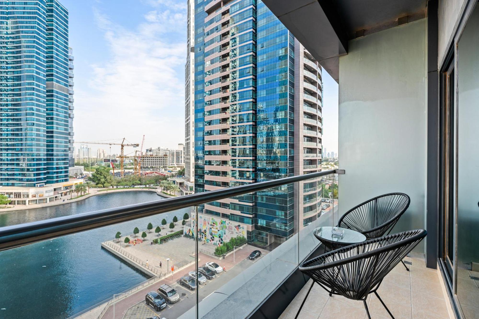 Upscale Studio Full Lake View In Goldcrest View Tower Дубай Екстер'єр фото